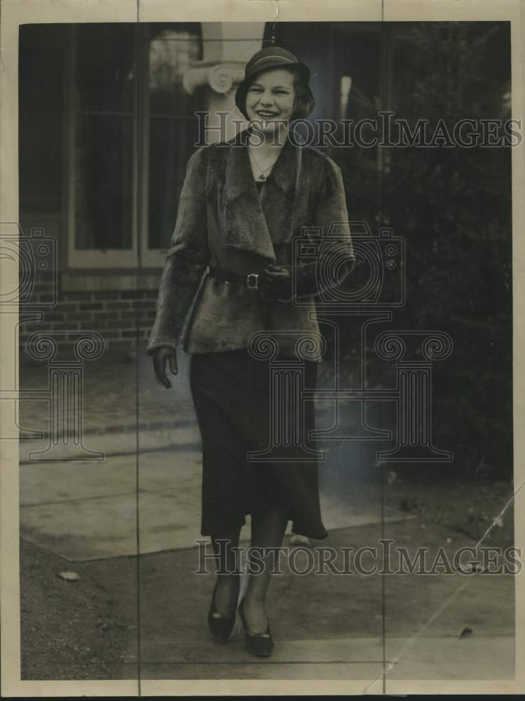 Load image into Gallery viewer, 1932 Press Photo Miss Ruth Stotzer returning home from Smith College
