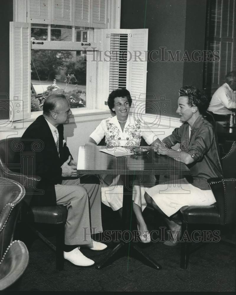 1960 Press Photo William Buescher, Mrs. Sykes &amp; other at Milwaukee Country Club- Historic Images