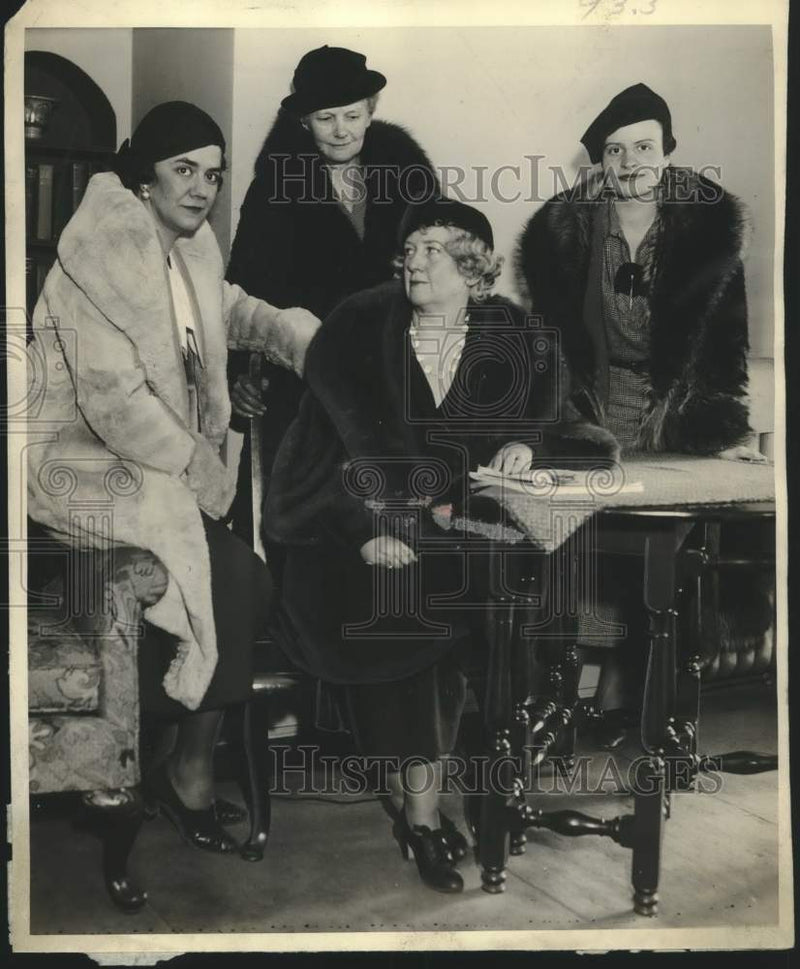 Load image into Gallery viewer, 1934 Press Photo Mrs. Edward S. Tallmadge and others Women's Crusade Milwaukee
