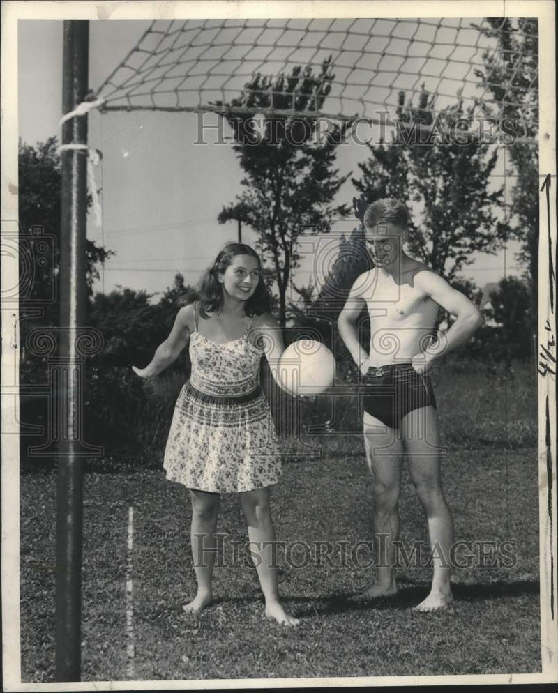 Load image into Gallery viewer, 1944 Press Photo Joan Richter &amp; Wendell Johnson-volleyball at servicemen's party
