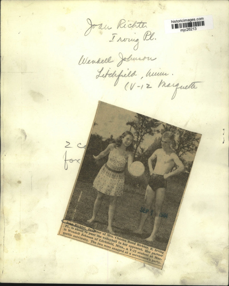 1944 Press Photo Joan Richter & Wendell Johnson-volleyball at servicemen's party