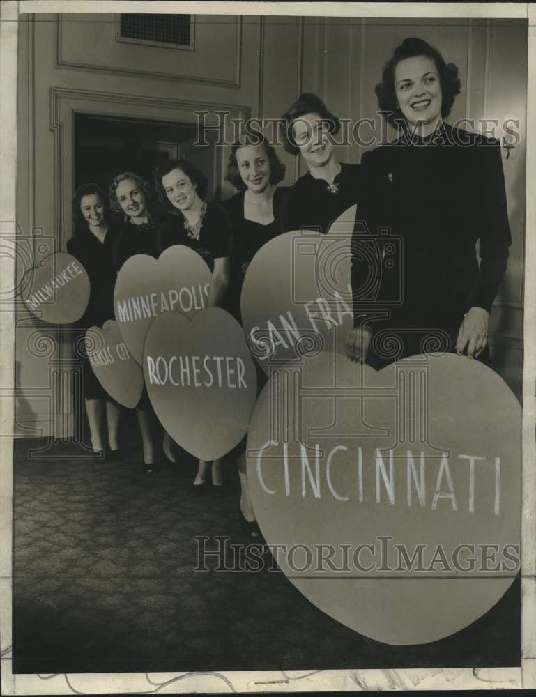 Load image into Gallery viewer, 1940 Press Photo Mrs William Smythe and others at University club in Milwaukee
