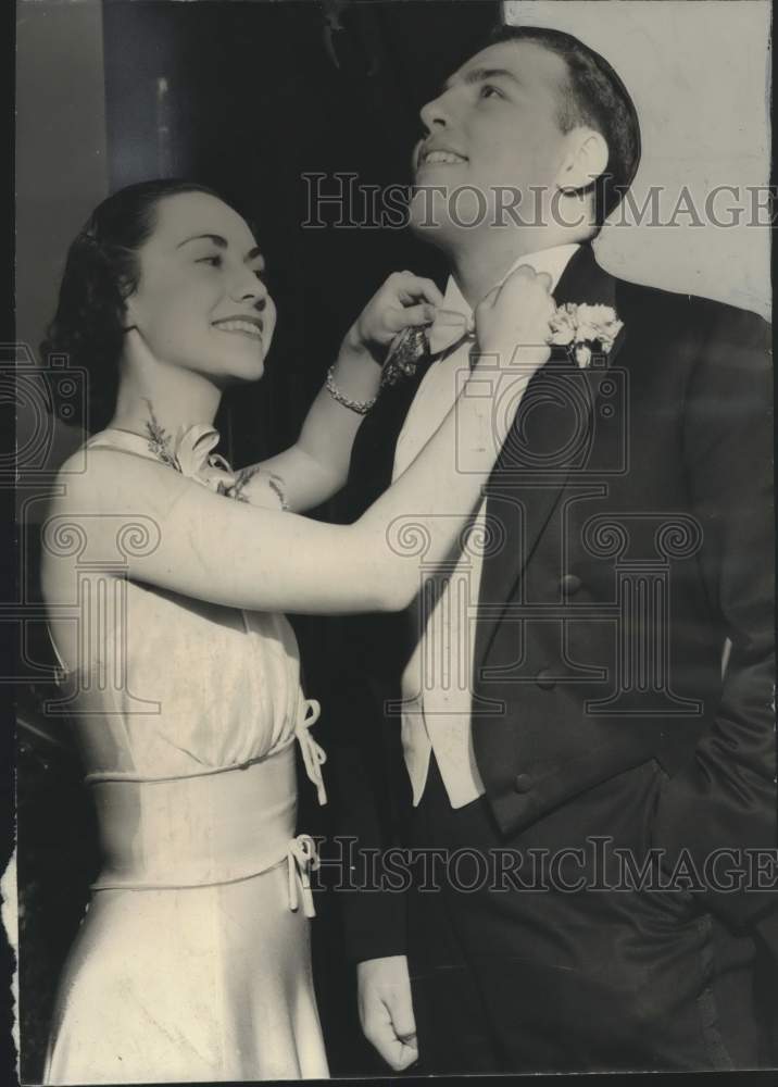 1938 Press Photo Jean Savage and date David Braden before Junior Prom, Milwaukee