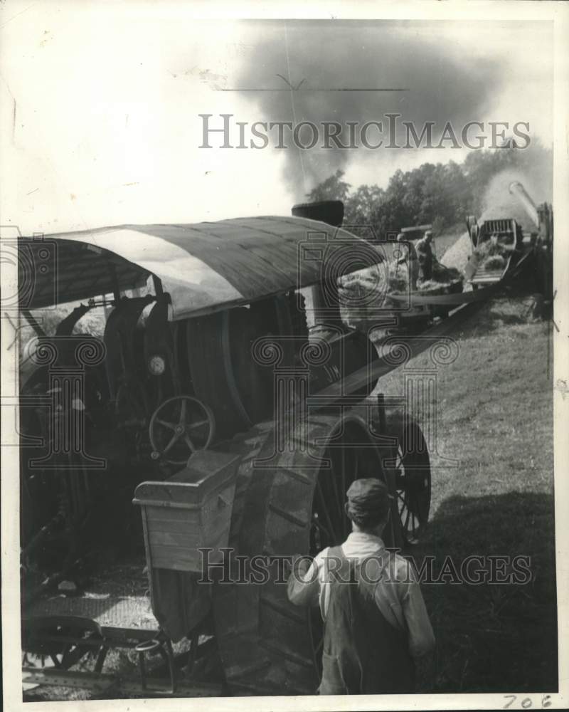 1951 Press Photo Willy Hansen & his steam threshing machine, Waupaca County- Historic Images