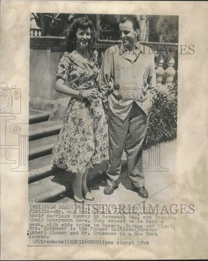 Load image into Gallery viewer, 1949 Press Photo Mr. &amp; Mrs. Arnold Krakower honeymoon in Palm Beach, Florida
