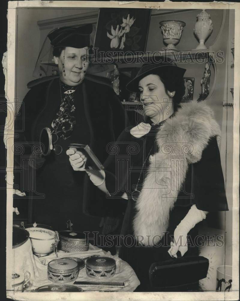 1937 Press Photo Mrs. George Gillies and Mrs. Chester Roberts - mjc26348