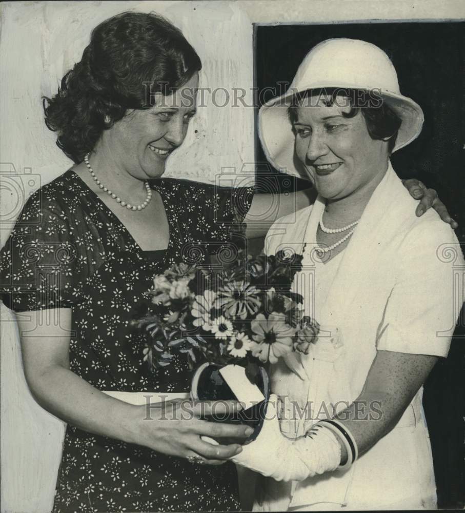 1932 Press Photo Mrs. Clem W. Seely and Mrs. Ramon Le Zotte Milwaukee