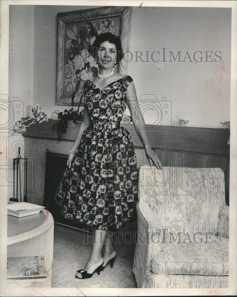 1956 Press Photo Mrs. Brooks Stevens models a floral Marusia silk dress- Historic Images