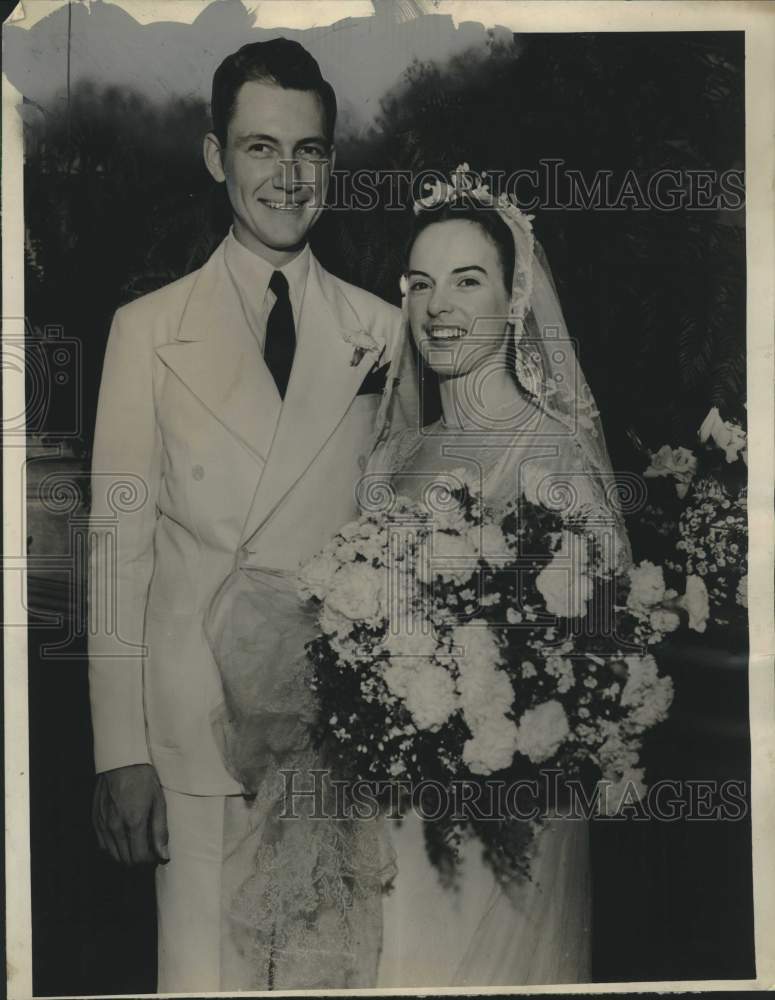 Load image into Gallery viewer, 1938 Press Photo Mr. and Mrs. Robert E. Stiemke married in Milwaukee.
