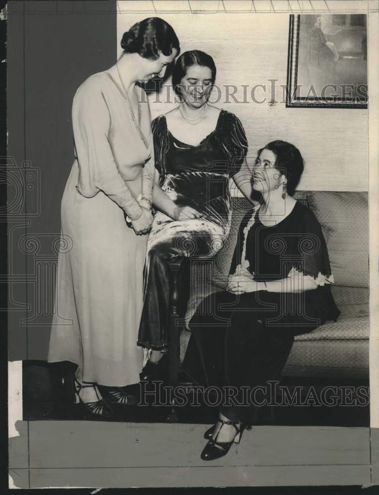 1931 Press Photo Mrs. John S. Walbridge Jr and others at College club, Milwaukee