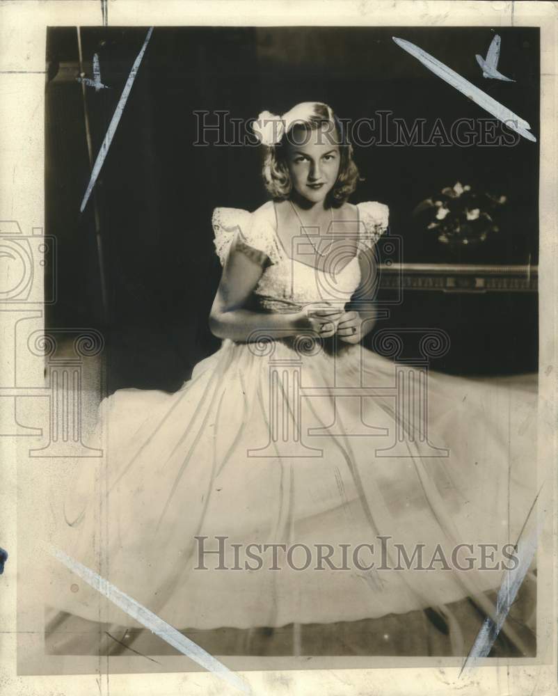 1940 Press Photo Miss Mary Wiener at dancing party, Milwaukee country club
