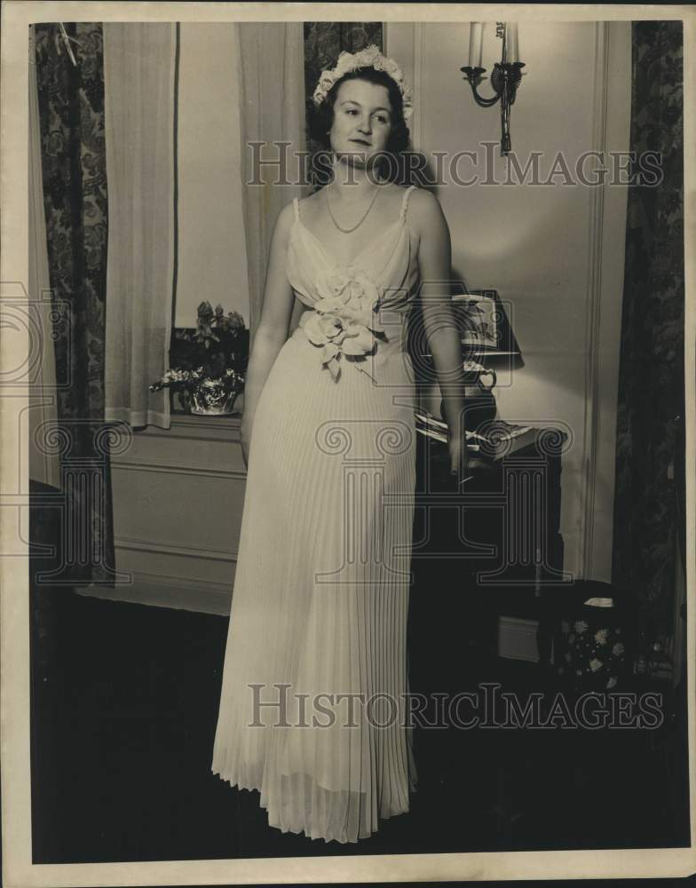 Load image into Gallery viewer, 1937 Press Photo Barbara Van Dyke - mjc26634
