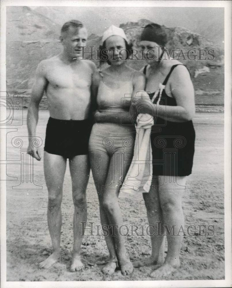 Load image into Gallery viewer, 1956 Press Photo Ruth Simmons &amp; family at Salt Lake - mjc26662
