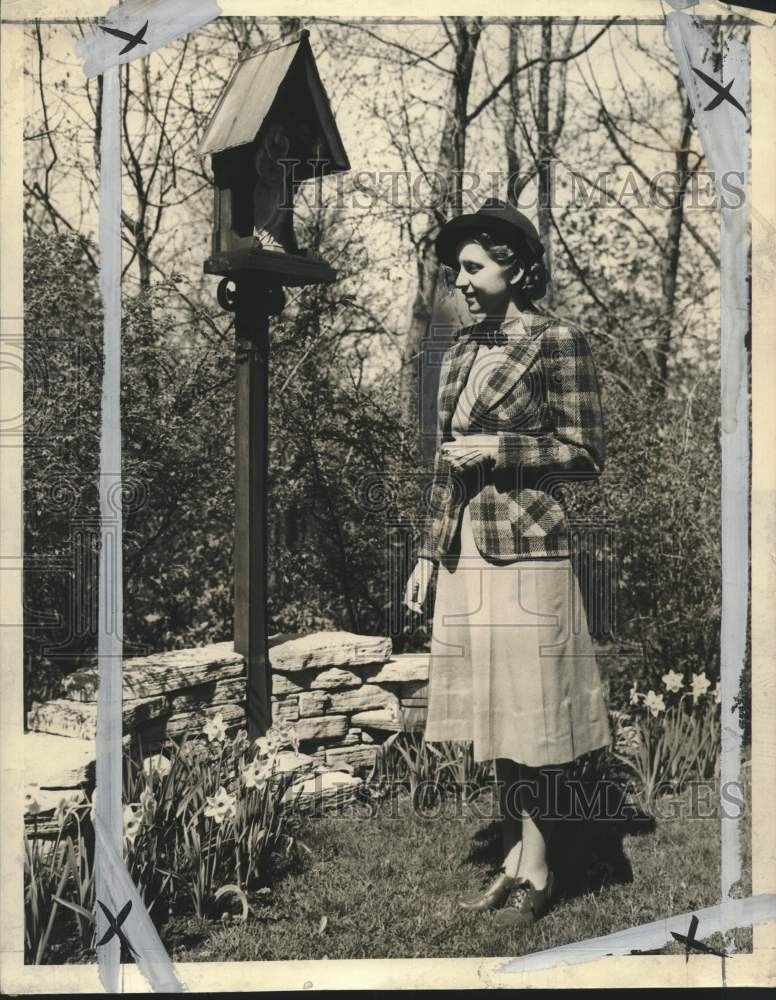Load image into Gallery viewer, 1939 Press Photo Mrs. David Graham Smith on Layton Art League's garden tour
