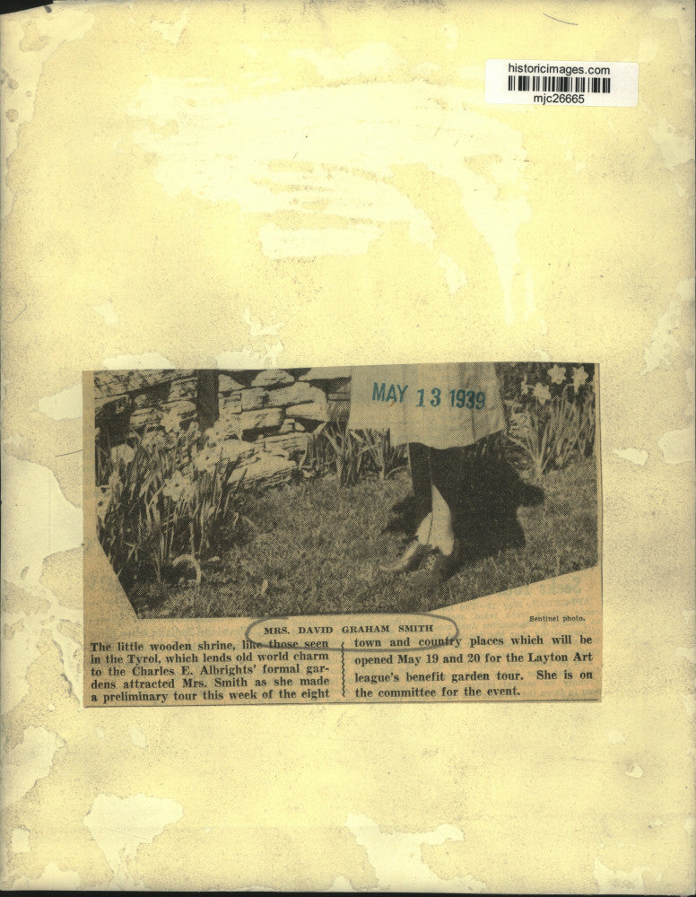 Load image into Gallery viewer, 1939 Press Photo Mrs. David Graham Smith on Layton Art League's garden tour
