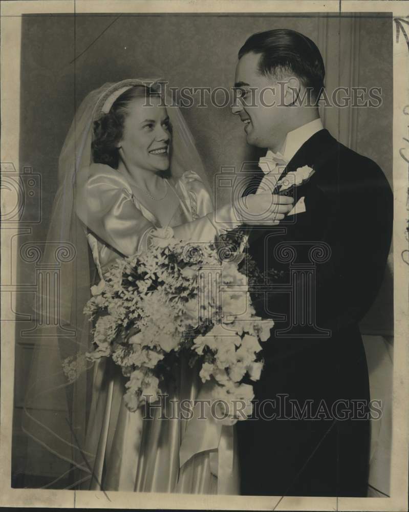 Load image into Gallery viewer, 1940 Press Photo Wisconsin Club-Mrs.Stark adjust gardenia in her husband's lapel
