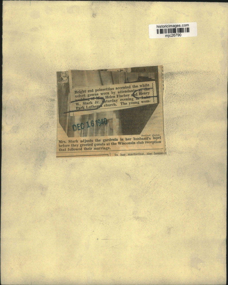 1940 Press Photo Wisconsin Club-Mrs.Stark adjust gardenia in her husband's lapel