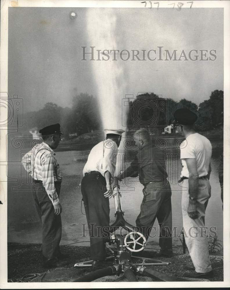 1951 Press Photo Sparta Fire Chief Rice & Fire Dept members test new nozzle- Historic Images