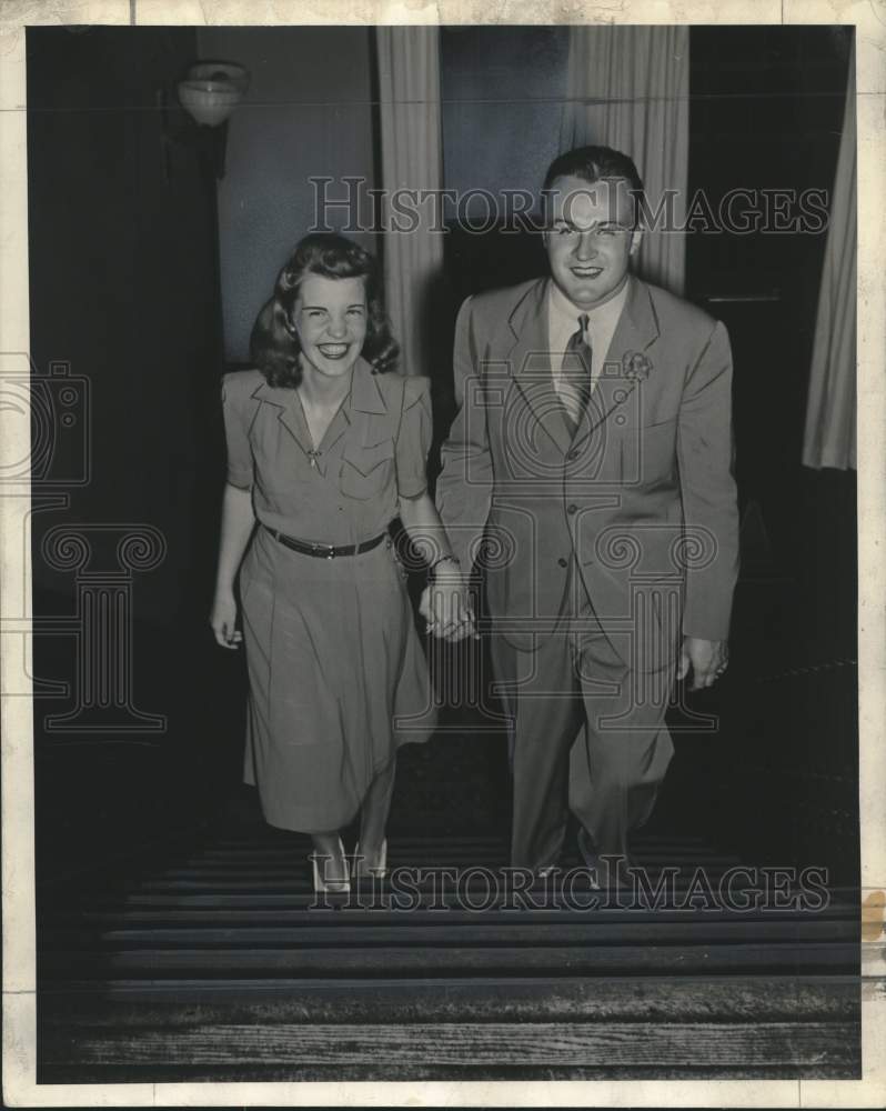 Load image into Gallery viewer, 1941 Press Photo Phyllis Grove &amp; Sidney Slocum at a Cornell party, Milwaukee
