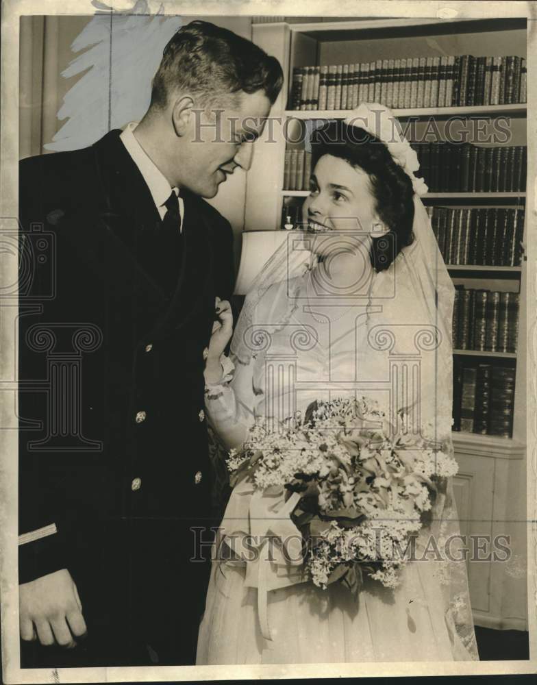 Load image into Gallery viewer, 1943 Press Photo Jean Wilcox &amp; Robert W. Smith wedding day, Wisconsin
