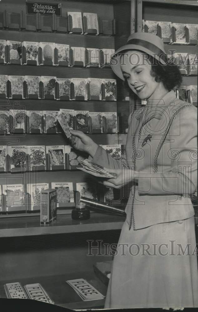 1946 Press Photo Mrs. Robert Witte Smith seed shopping - mjc26810- Historic Images