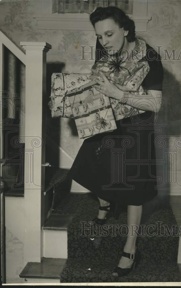 1940 Press Photo Mrs. Rex Rockhill in her home, Milwaukee, Wisconsin - mjc26816- Historic Images