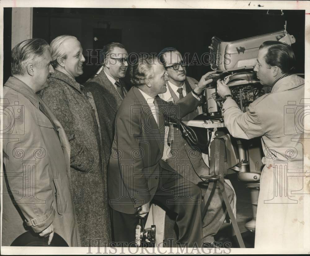 1954 Press Photo Milwaukee industrial designer Brooks Stevens giving a tour- Historic Images