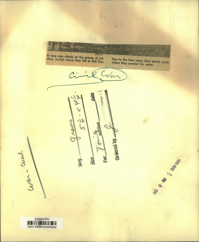 1951 Press Photo Unknown man stands by soldiers' grave at Bull Run, Civil War