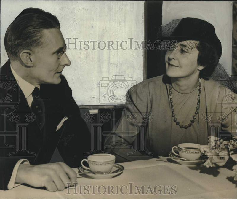 Load image into Gallery viewer, 1938 Press Photo Mrs. Harry Swigart and Gordon Dunthorne Green Tree Garden Club
