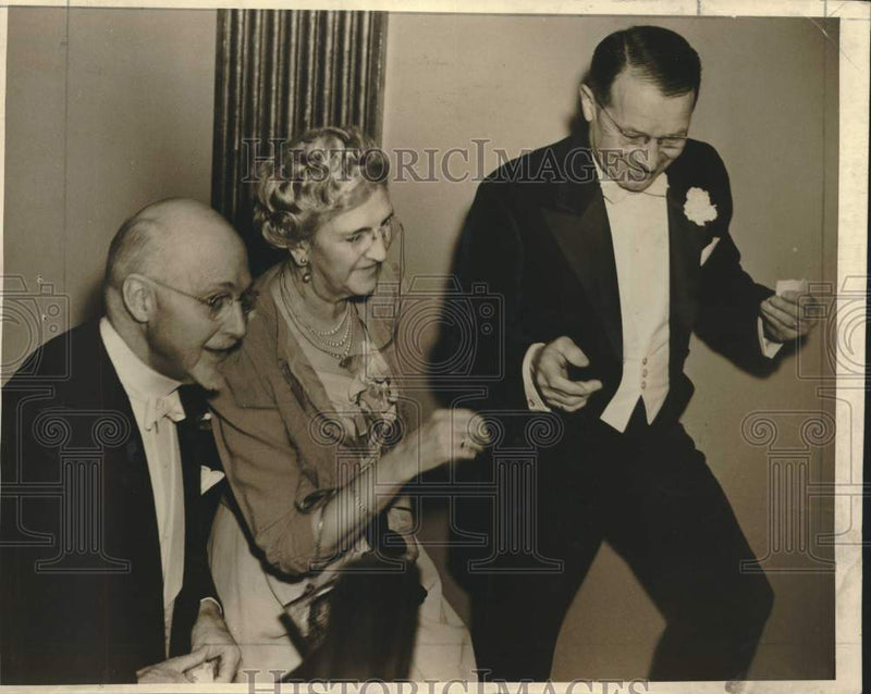 Load image into Gallery viewer, 1940 Press Photo Mrs. Thomas Spence, Dr. Arthur Holbrook and Harold Falk at ball
