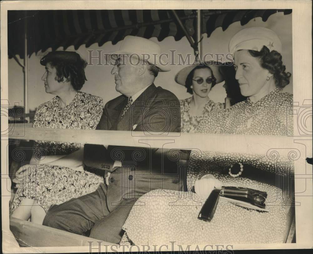 1938 Press Photo Mr. and Mrs. Harry Stratton sitting with Mrs. H. L. Bradley.