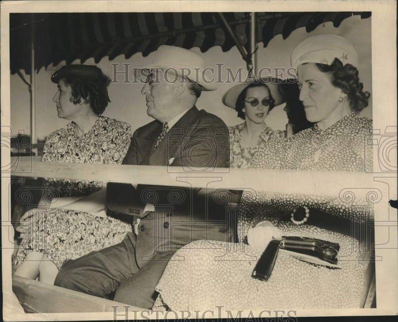 Load image into Gallery viewer, 1938 Press Photo Mr. and Mrs. Harry Stratton sitting with Mrs. H. L. Bradley.

