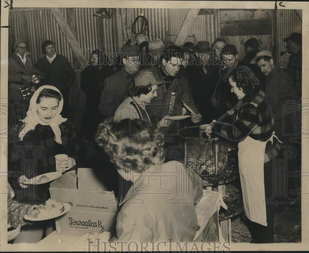 1949 Press Photo Sturgeon Bay-Mrs.George Meredit serves boiled trout to visitors- Historic Images