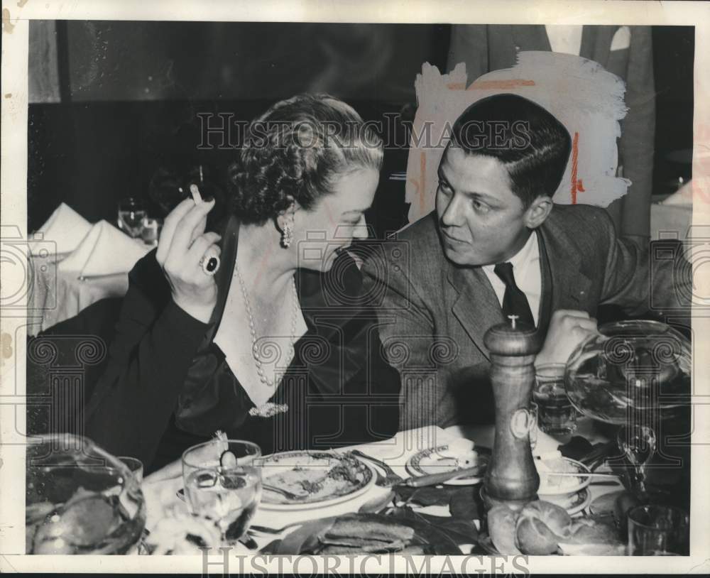 1950 Press Photo Cameo House - Mrs. A. J. Bloomer and Robert Schlesinger