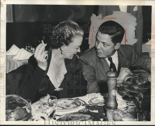 1950 Press Photo Cameo House - Mrs. A. J. Bloomer and Robert Schlesinger
