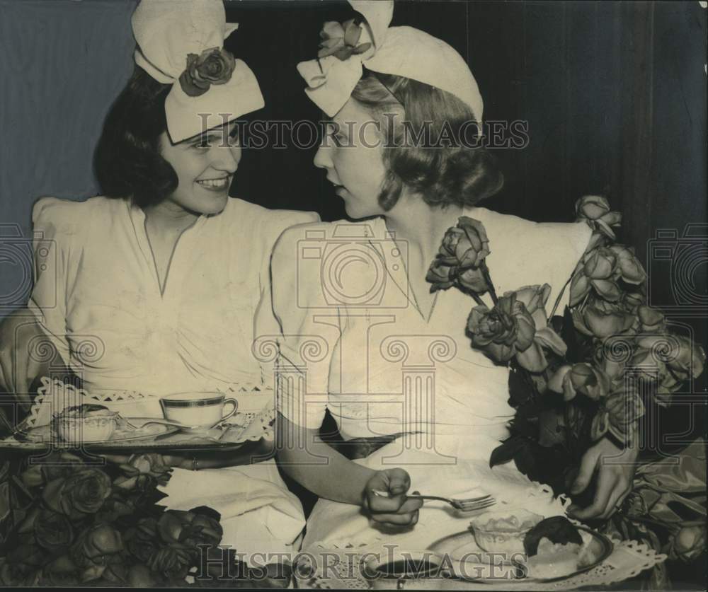 1940 Press Photo Bridesmaids Elinor Eells and Barbara Behrens of Chicago