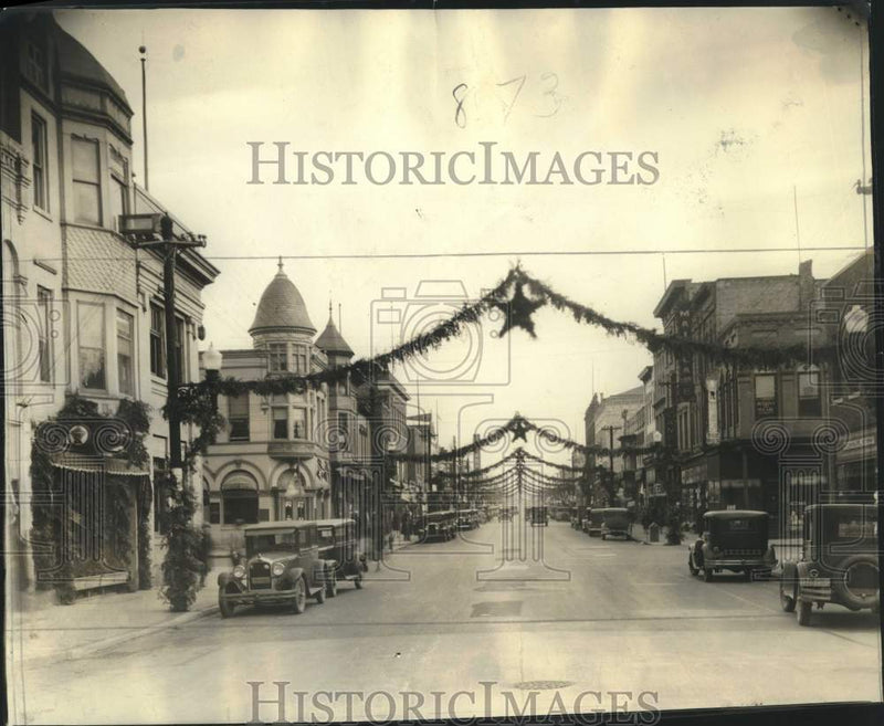 Load image into Gallery viewer, 1931 Press Photo Watertown decorated for Christmas - mjc27063
