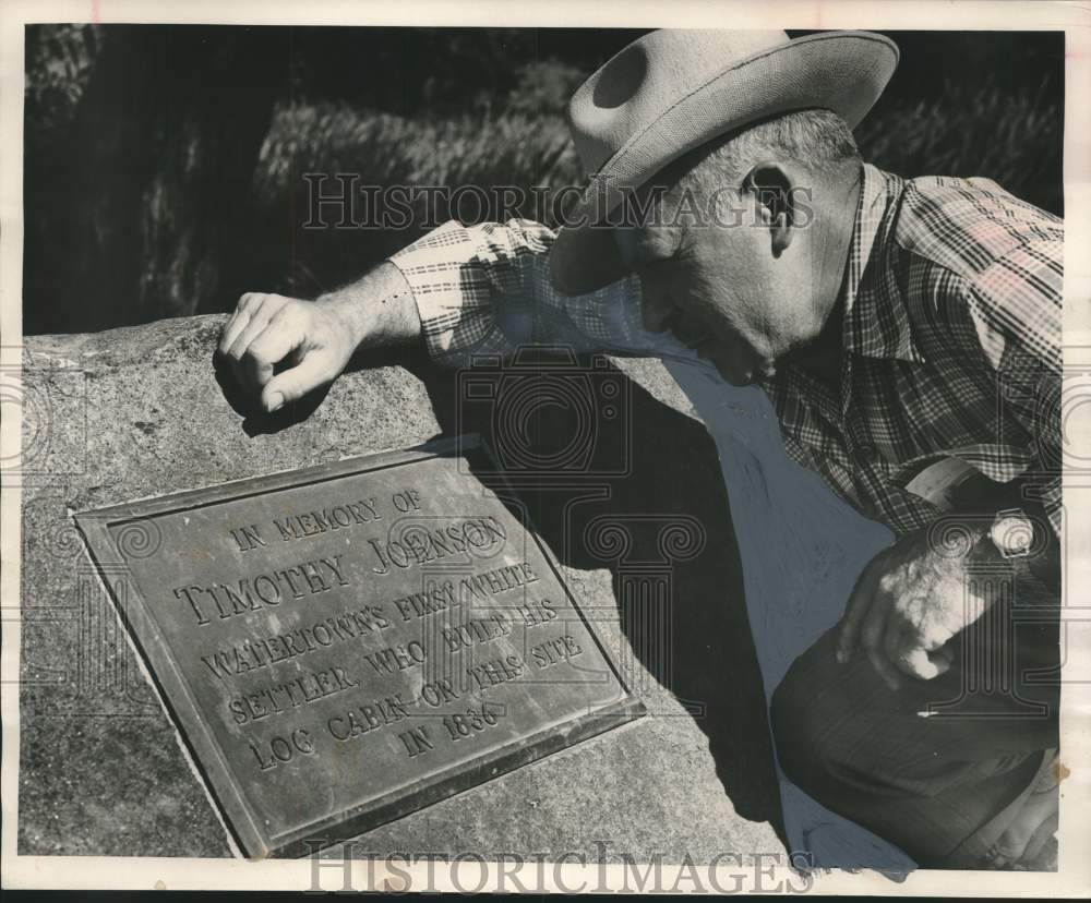 1954 Press Photo Steve Schnadereck views Johnson Marker at Watertown Centennial- Historic Images