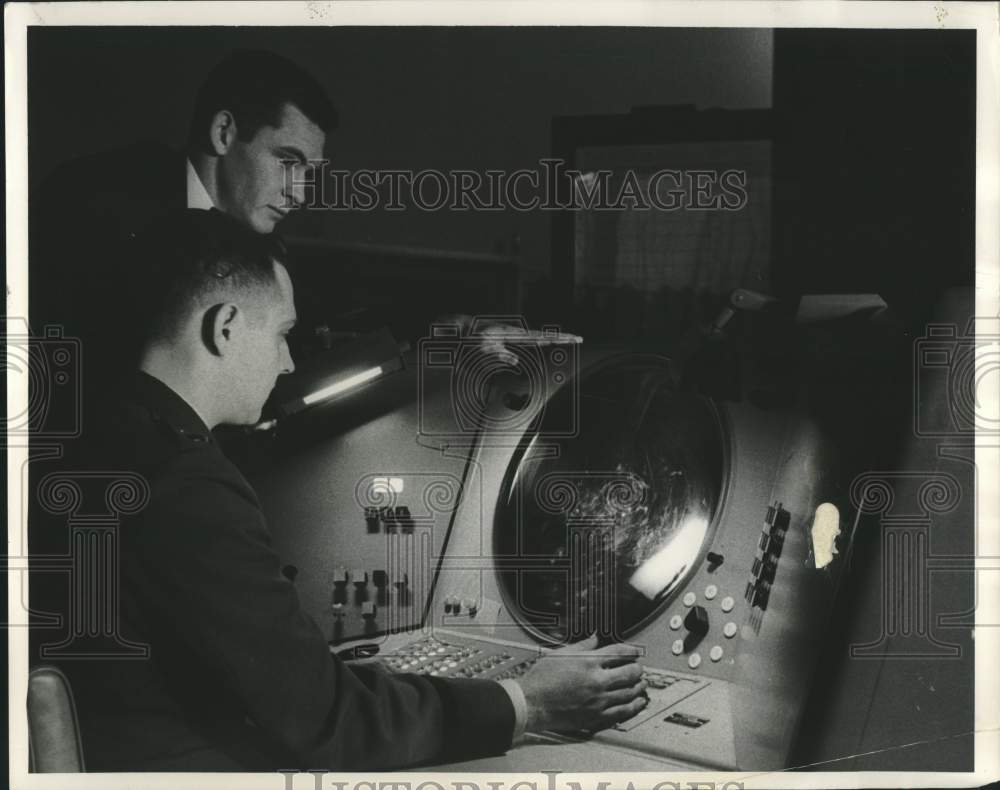 1961 Press Photo Lieutenant Jack Crewse and other, Nike Launching site Milwaukee