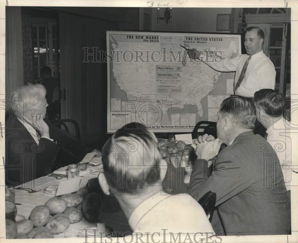 1947 Press Photo George Breitenstein &amp; others Stevens Point Chamber of Commerce- Historic Images