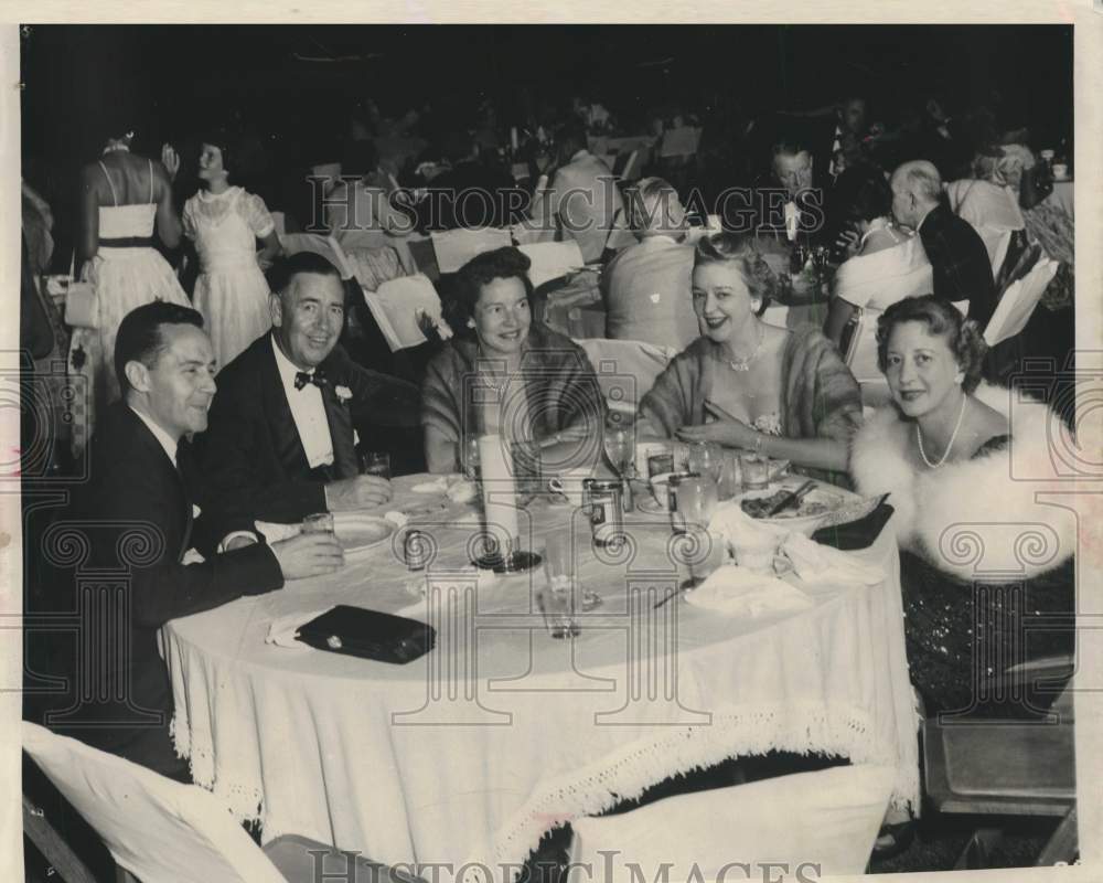 1957 Press Photo Group of guests at dinner party - mjc27284