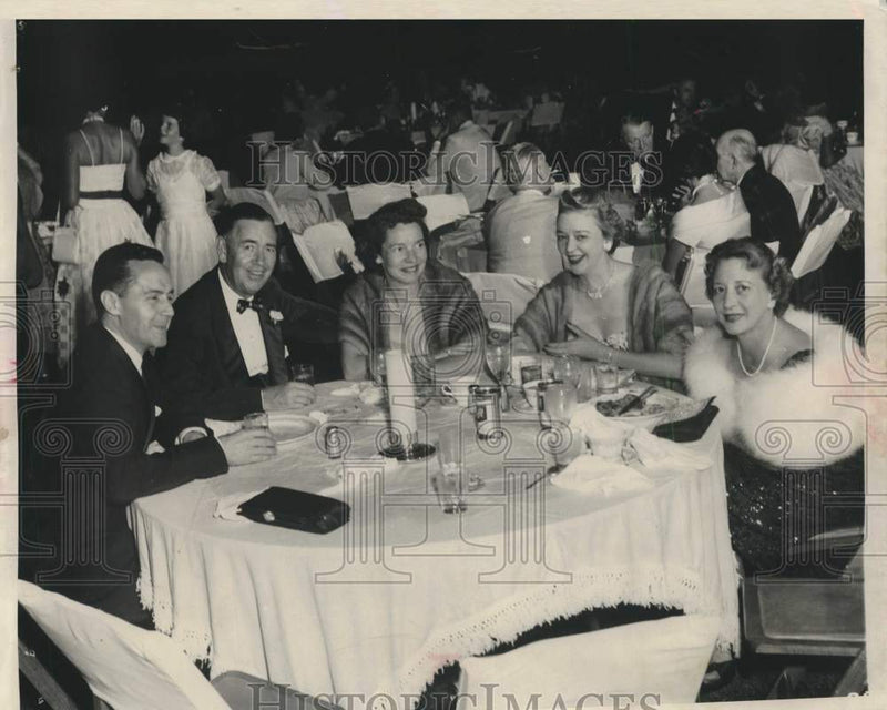 Load image into Gallery viewer, 1957 Press Photo Group of guests at dinner party - mjc27284
