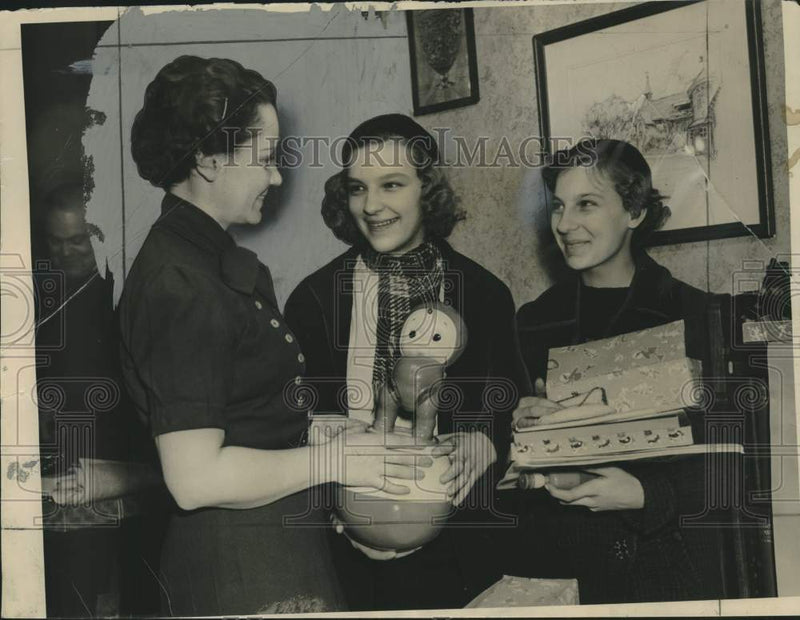Load image into Gallery viewer, 1934 Press Photo Mrs. M. W. Sheldon and others at Saint Paul's Mission House
