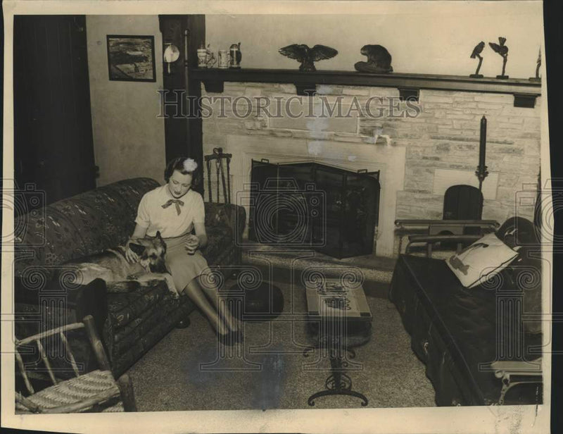 Load image into Gallery viewer, 1934 Press Photo Mrs. Richard W. Werner with dog in living room - mjc27303
