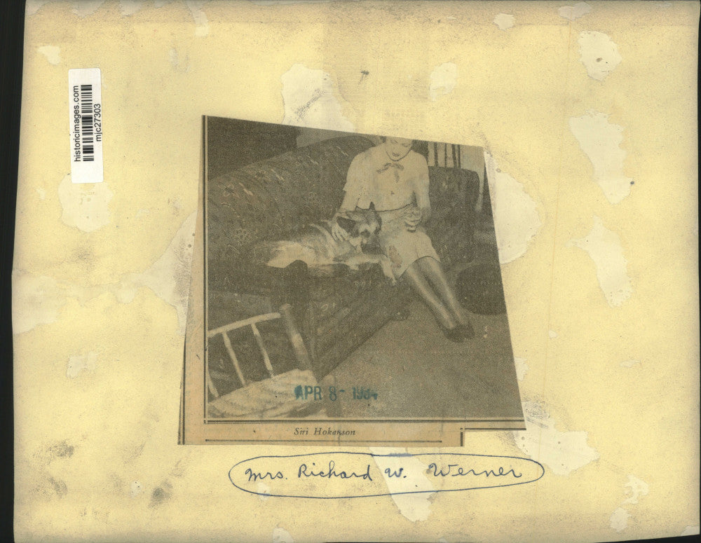 1934 Press Photo Mrs. Richard W. Werner with dog in living room - mjc27303