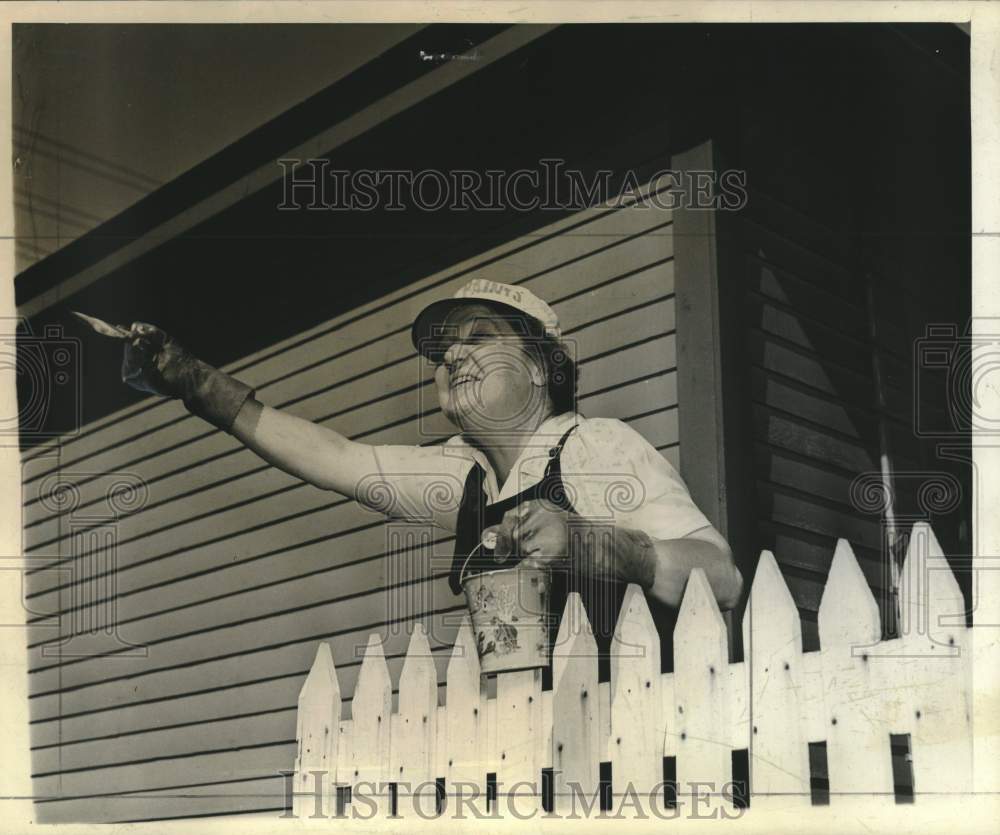 1941 Press Photo Mrs. Helmus B. Wells of Wauwatosa painting a fence at party