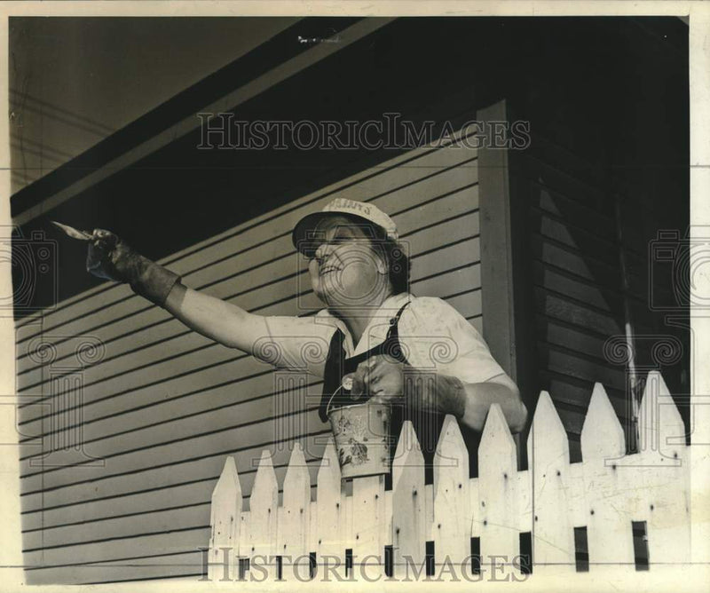Load image into Gallery viewer, 1941 Press Photo Mrs. Helmus B. Wells of Wauwatosa painting a fence at party
