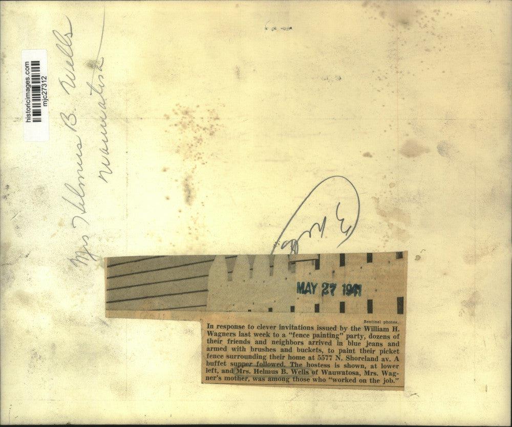 1941 Press Photo Mrs. Helmus B. Wells of Wauwatosa painting a fence at party