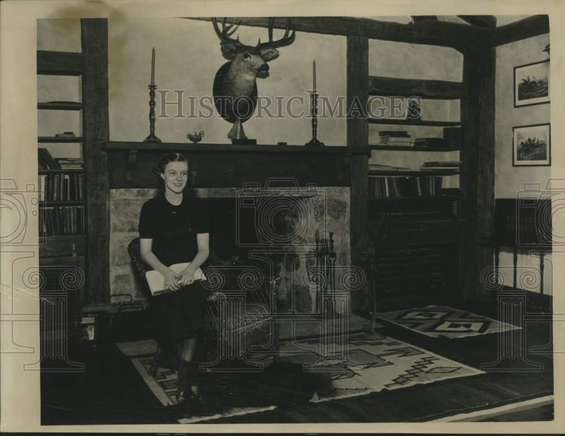 Load image into Gallery viewer, 1934 Press Photo Frances Bartlett seated near fireplace - mjc27314
