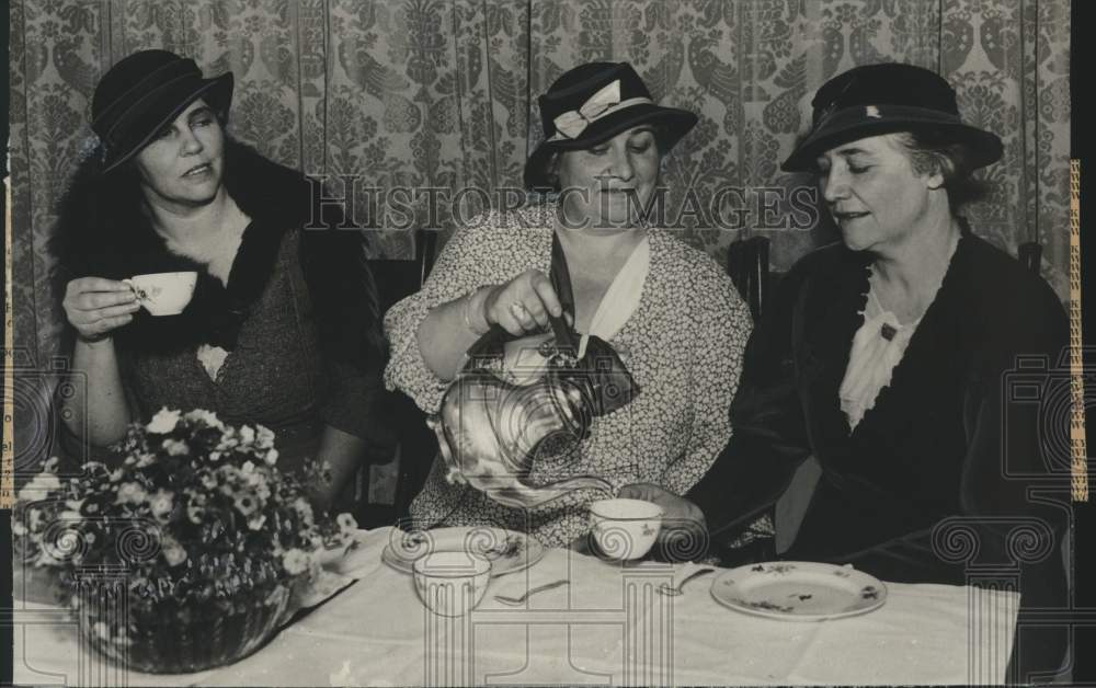 1933 Press Photo Mrs. Walter Winding and others at Wauwatosa club- Historic Images